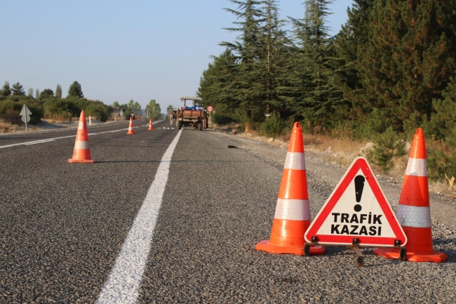 Rüzgarda uçan şapkasını yakalamak isterken traktörden düşüp öldü